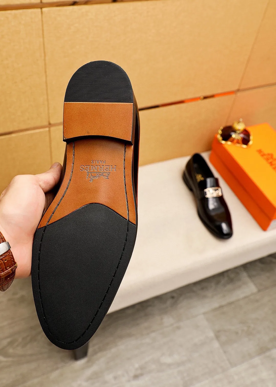 Men's shoes 💰480 💐 Product trademark: HERMES "Hermès" casual leather shoes Regular size: 39-44 (38.45.46🉑️Customized) Product materials: Selected imported first-layer open-edge beaded cowhide leather upper + classic hardware buckle, imported water-dyed 🐂 cowhide lining. Strong three-dimensional visual effect, combined outsole Color: 1⃣️color optional